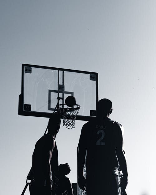 Silhouetten von Männern auf einem Basketball-Freiplatz