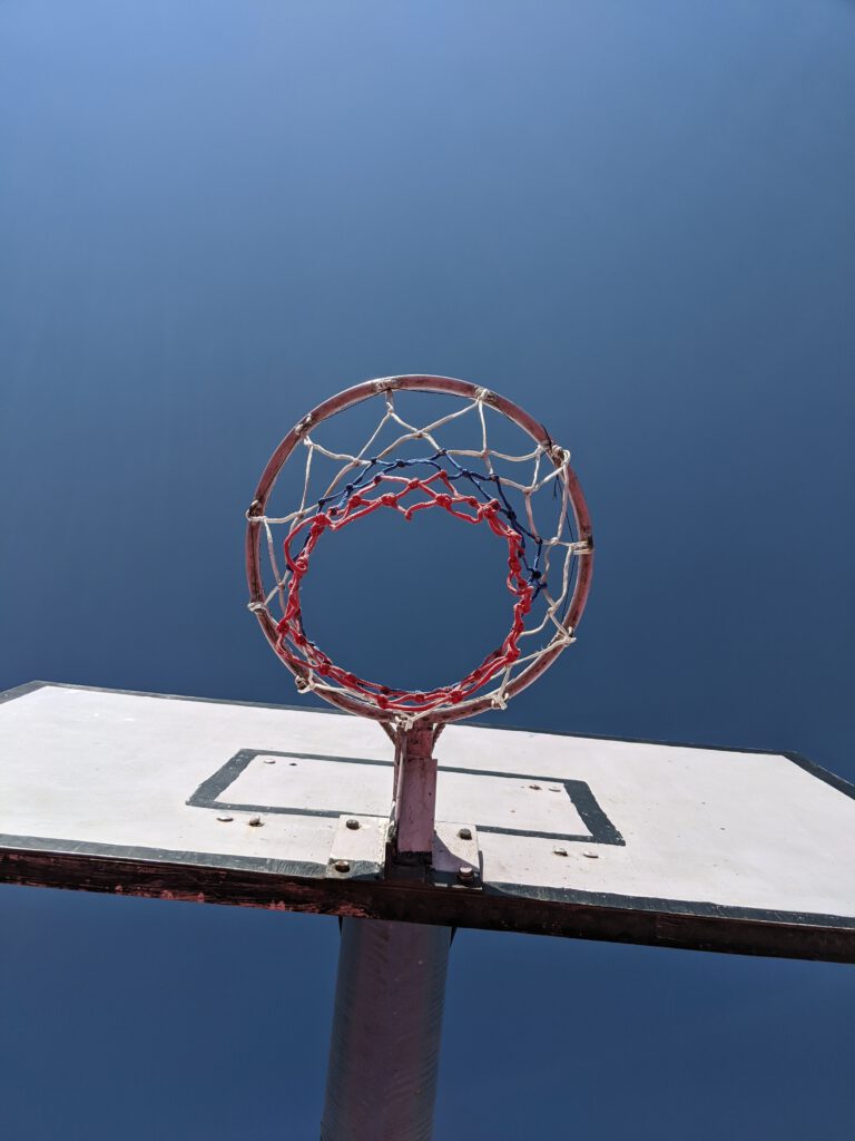 Basketballkorb unter blauem Himmel