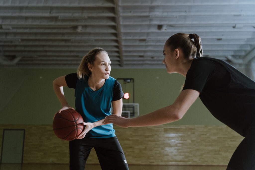 Zwei Frauen mit Basketball in einer Halle