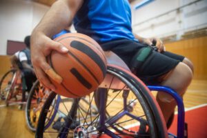 Rollstuhlbasketballerin beim Dribbling