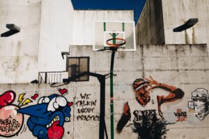 Basketballkorb vor Graffiti-Wand