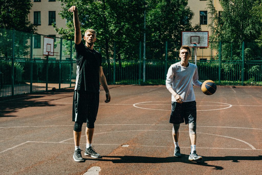 Zwei Basketballer auf einem Freiplatz