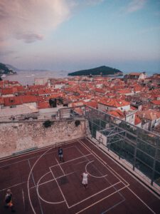 Basketballfeld von oben in einer Stadt