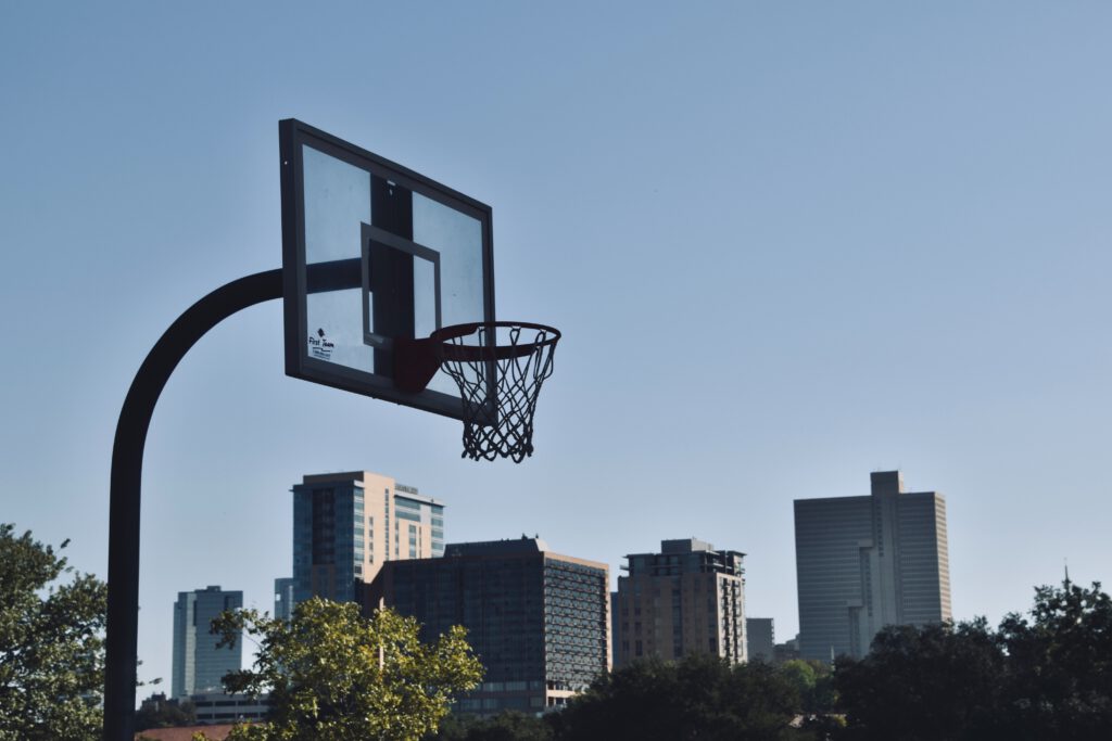 Basketballkorb vor Großstadtsilhouette
