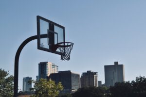 Basketballkorb vor Großstadtsilhouette